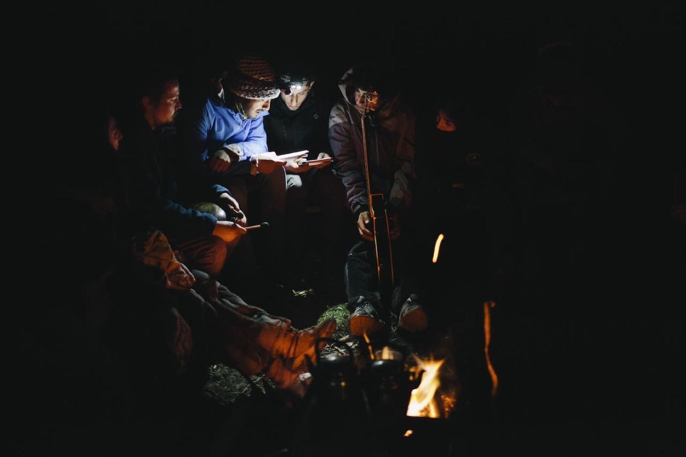 Estudiantes conversan alrededor del fogón de noche