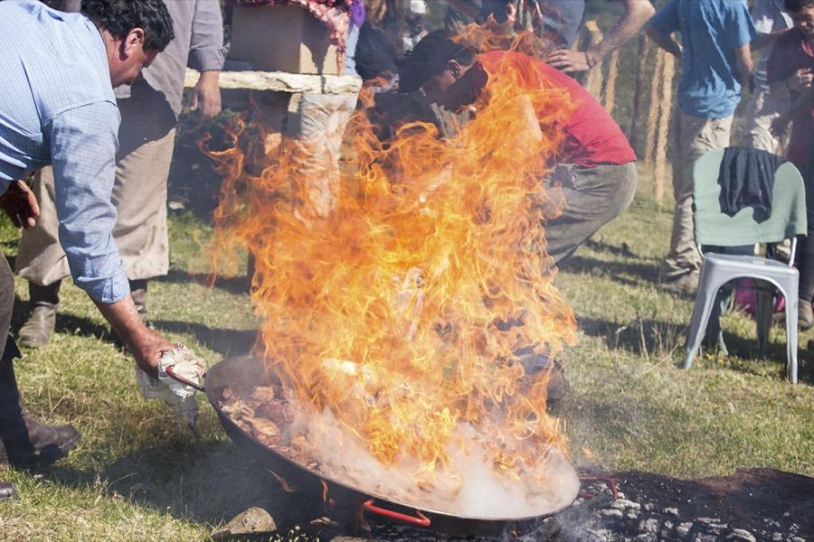 Una gran llama se levanta de la cocina a fuego mientras los estudiantes miran