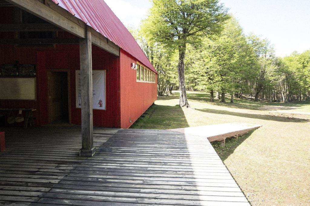 Refugio escuela rojo de Parque Escuela Kaikén entre lengas